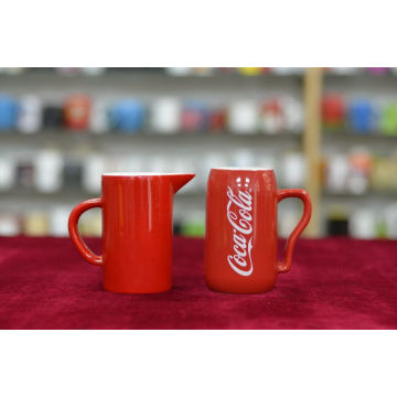 Taza de la promoción de la cola roja